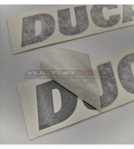Par de emblemas originales Ducati color gris