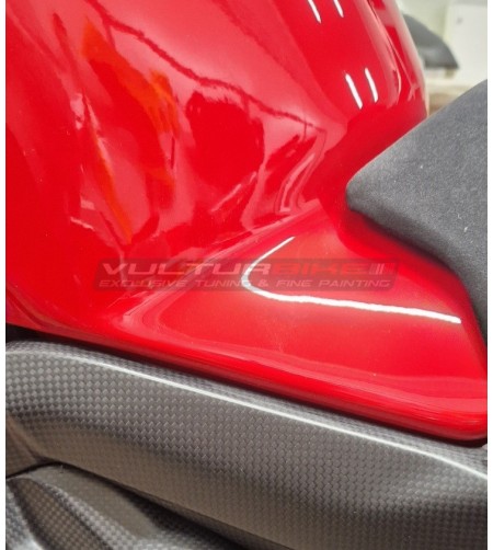 Tapa del depósito de carbono pintada de rojo - Ducati Panigale / Streetfighter V4 