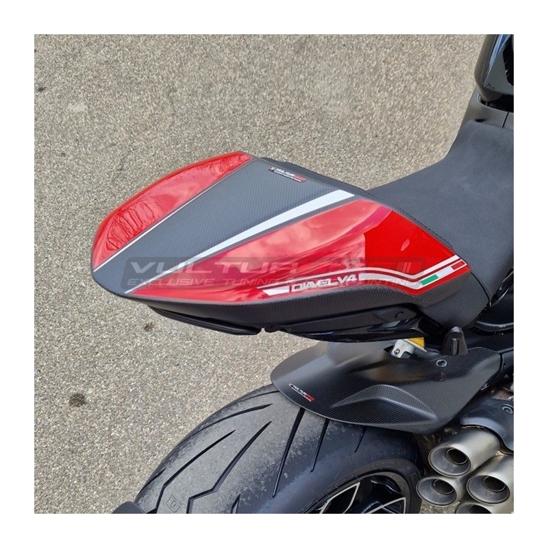 Housse de selle carbone sur mesure « RED / CARBON » - Ducati Diavel V4