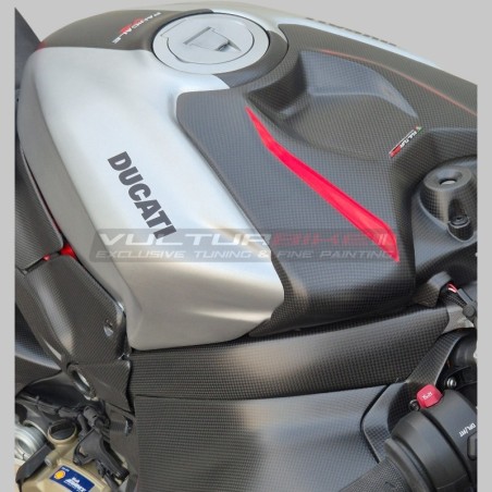 Brushed aluminium effect fuel tank cover with carbon strip - Ducati Panigale / Streetfighter V4 / V4S